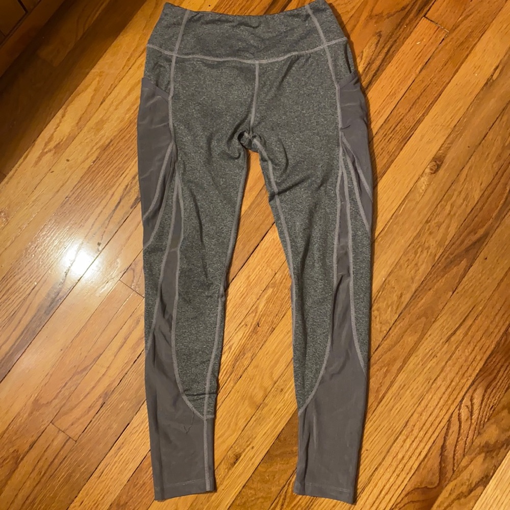 Stylish leggings with mesh pockets